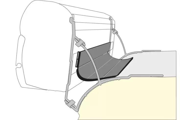 Pochette en tissu noire fixée à l'arrière d'un siège de voiture par deux sangles ; appuie-tête à gauche, coussin de siège beige visible en bas