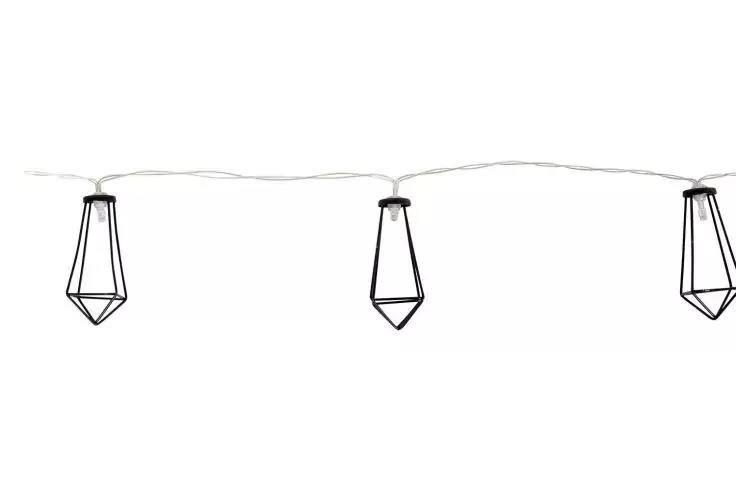 Trois cages métalliques géométriques noires suspendues à un câble fin sur fond blanc