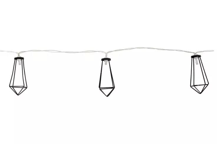 Trois cages géométriques en fil suspendues à un câble horizontal sur fond blanc