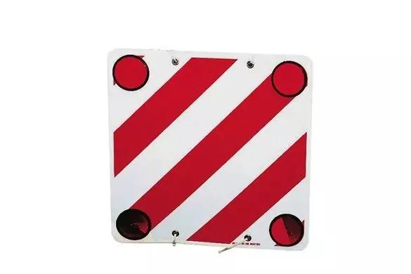 Panneau carr&eacute; blanc avec trois bandes diagonales rouges et quatre r&eacute;flecteurs ronds rouges aux coins