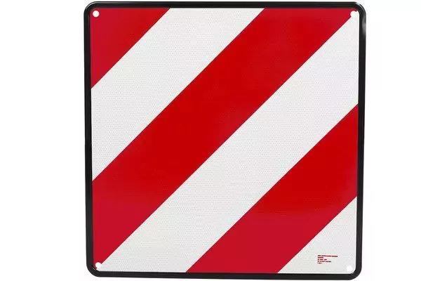 Panneau carr&eacute; avec bord noir, trois bandes diagonales rouges sur fond blanc et un trou rond dans chaque coin