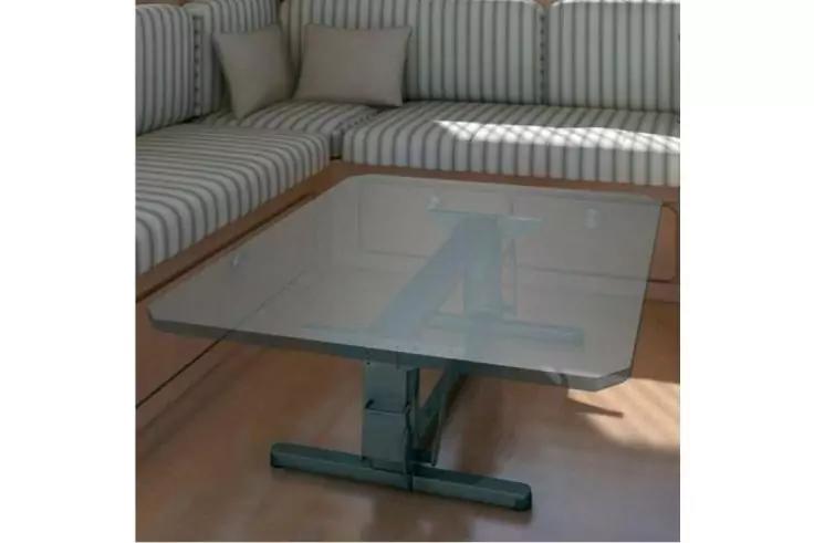 Table basse carrée à plateau en verre et pied central en métal foncé devant un banc d'angle rembourré à rayures avec deux coussins sur un sol en bois ; lumière du soleil et ombres sur le sol