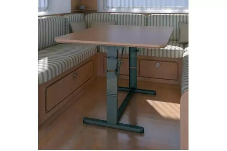 Banquette d'angle avec coussins rayés, table rectangulaire sur pied métallique noir, parquet en bois et fenêtre avec rideaux translucides