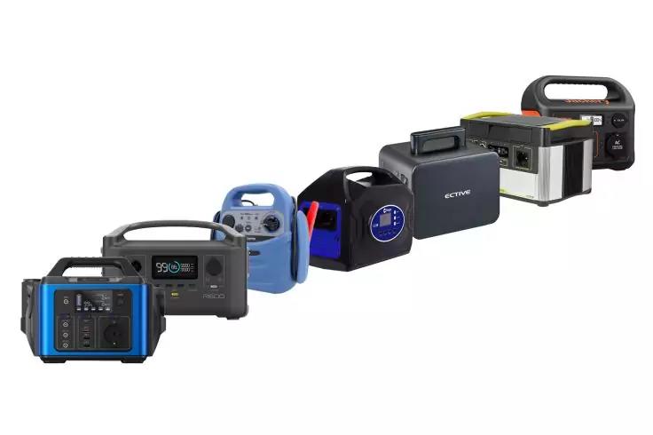 Alignement de plusieurs stations d'alimentation portables de formes, couleurs et tailles diff&eacute;rentes sur fond blanc