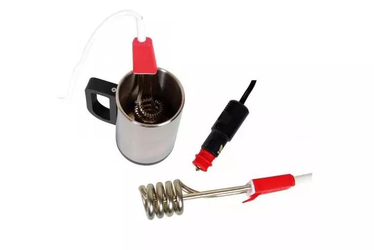 Tasse en acier inoxydable avec poign&eacute;e noire, deux pinces de c&acirc;ble rouges, une spirale m&eacute;tallique enroul&eacute;e reli&eacute;e &agrave; un c&acirc;ble et une fiche noire &agrave; embout rouge sur fond blanc