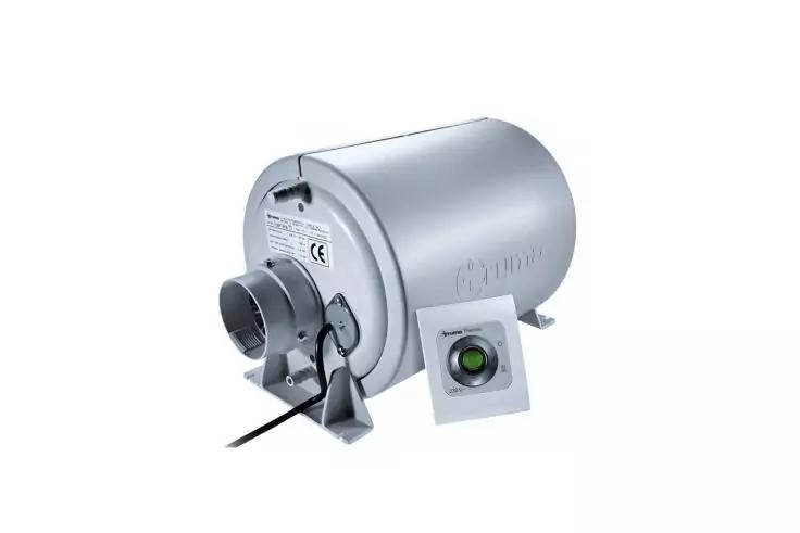 Appareil cylindrique argent&eacute; sur deux supports, c&acirc;ble noir, &agrave; c&ocirc;t&eacute; un bo&icirc;tier carr&eacute; blanc avec un bouton vert; fond blanc