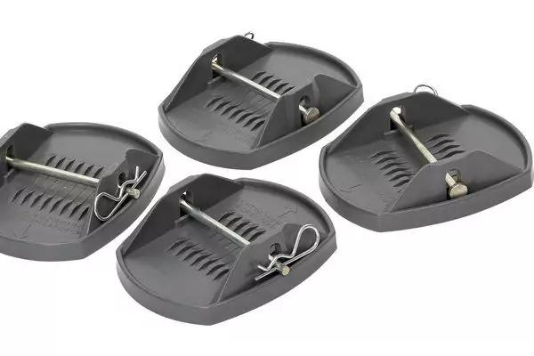 Quattro pezzi in plastica grigia, ciascuno con un perno metallico e una clip di sicurezza, su sfondo bianco