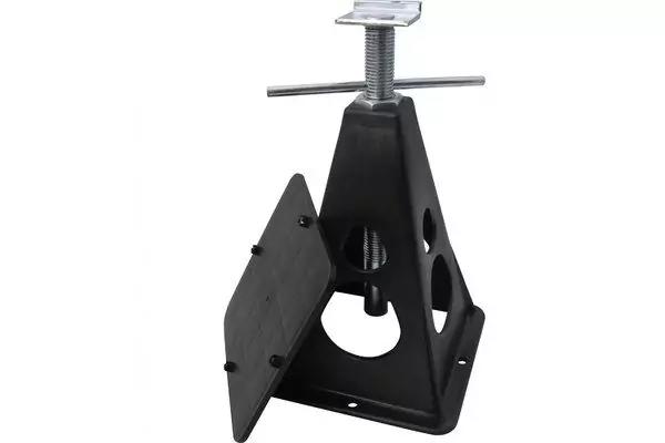 Supporto metallico triangolare nero con vite filettata e maniglia a croce in alto, una piastra metallica rettangolare staccata accanto, sfondo bianco