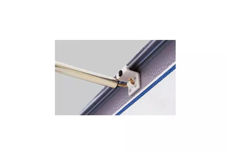 Asta metallica con snodo fissata in una piccola staffa bianca su una cornice con bordo blu