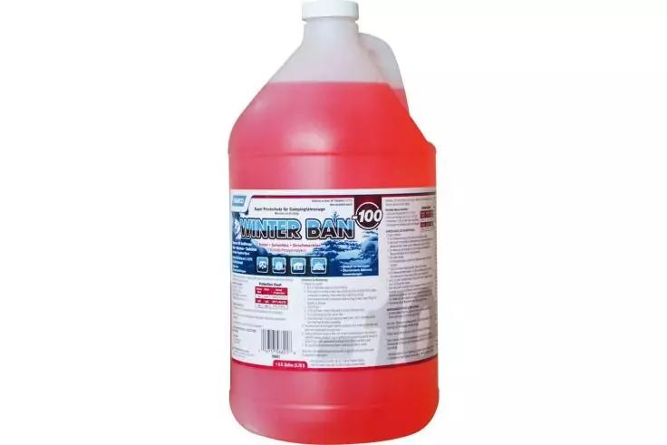 Contenitore in plastica trasparente con liquido rosso, tappo a vite bianco e grande etichetta bianca con pannello blu; su sfondo bianco
