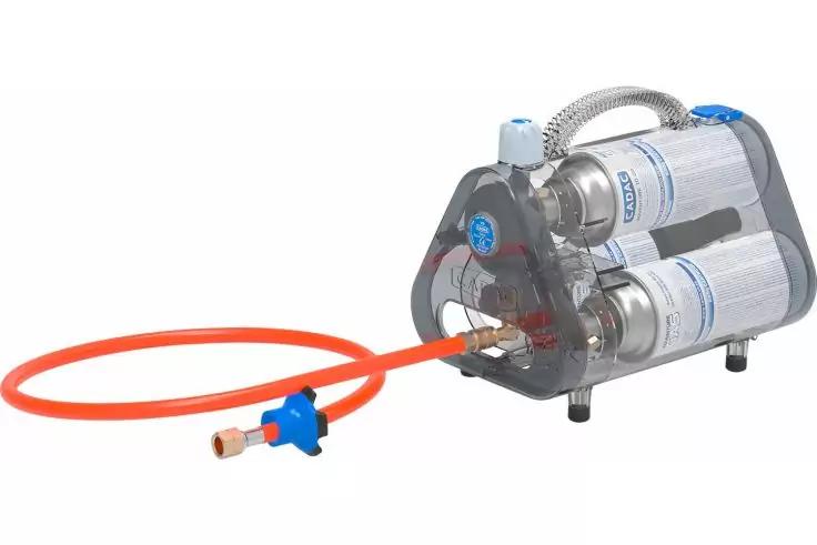 Dispositivo trasparente con due cartucce cilindriche bianche con etichette, maniglia argentata, tubo arancione con connettore blu e estremit&agrave; beige-grigia, appoggiato su piccoli piedini