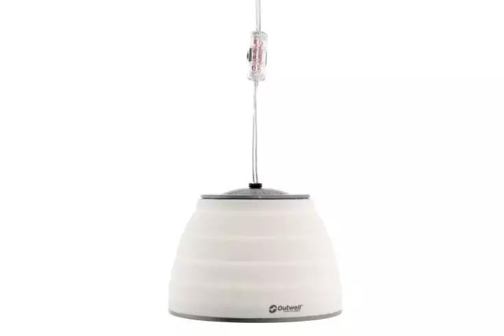 Paralume rotondo bianco con fasce orizzontali, sospeso a un cavo trasparente davanti a uno sfondo bianco