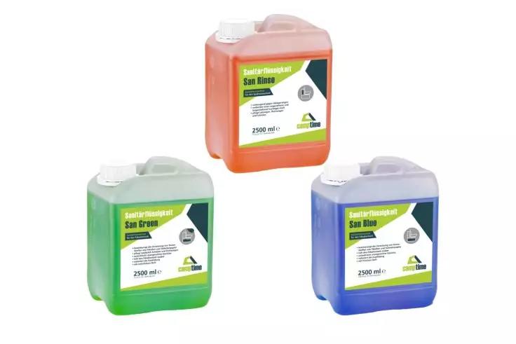 Tre taniche di plastica verdi, arancioni e blu con etichette bianche e tappi a vite, una sopra e due sotto