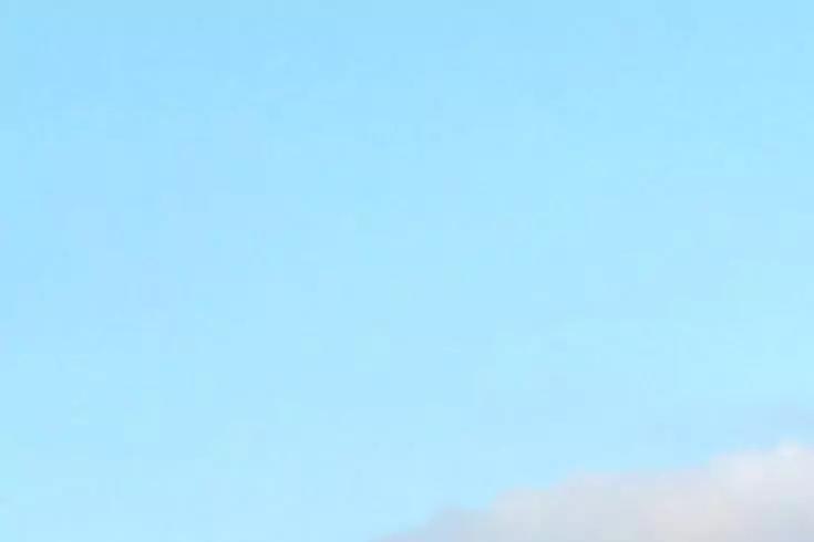 Cielo azzurro con una piccola nuvola chiara in basso a destra