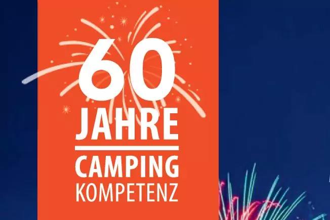 Striscia verticale arancione a sinistra con '60' bianco e il testo 'JAHRE CAMPING KOMPETENZ'; area destra blu scuro; illustrazioni di fuochi d'artificio colorati dietro il numero e in basso a destra