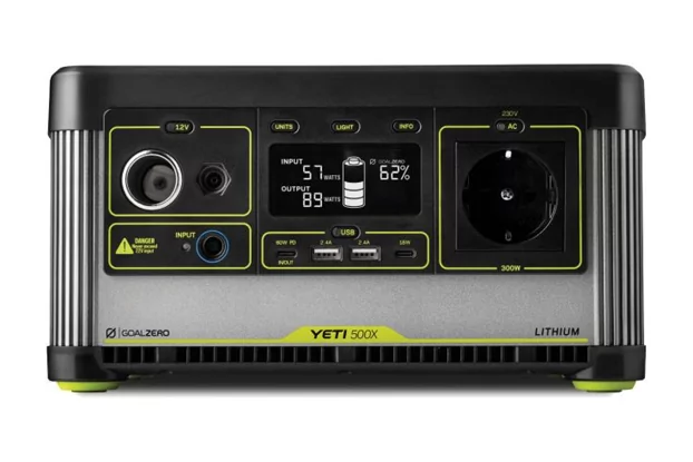 Dispositivo rettangolare grigio-nero con display centrale, connettore circolare a sinistra, presa a destra, tre porte USB in basso, scritta 'YETI 500X'