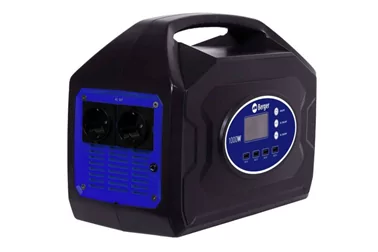 Dispositivo nero con maniglia, pannello di controllo blu con display e pulsanti, due prese elettriche sul lato