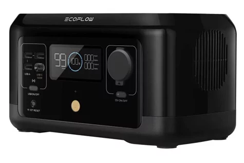 Dispositivo rettangolare nero con logo 'ECOFLOW' in alto, display digitale con numeri, pi&ugrave; porte a sinistra, grande manopola davanti a destra e griglia di ventilazione sul lato