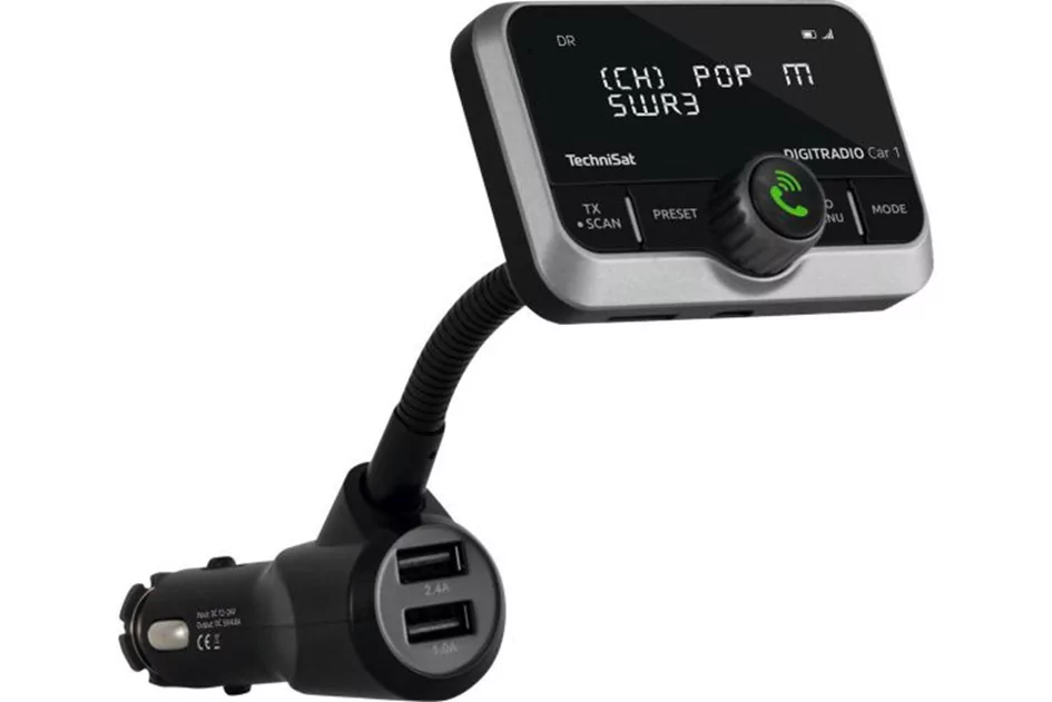 Spina accendisigari nera con due porte USB, collegata tramite collo d'oca flessibile a un display rettangolare con manopola rotonda con anello verde