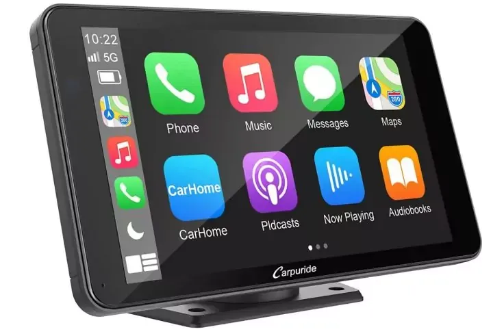 Schermo touch rettangolare nero su un supporto, lo schermo mostra l'orario 10:22, il simbolo 5G e icone di app colorate etichettate Phone, Music, Messages, Maps, CarHome, Podcasts, Now Playing, Audiobooks
