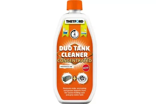 Flacone di plastica bianco con etichetta e tappo arancione, 'THETFORD' in alto, grande scritta 'DUO TANK CLEANER CONCENTRATED' e due piccoli pittogrammi