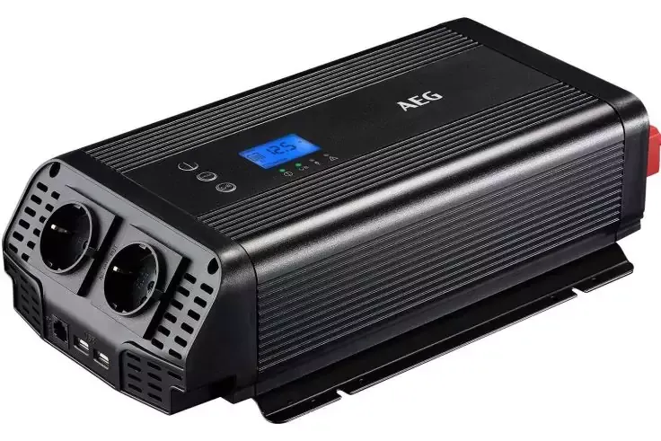 Dispositivo rettangolare nero con scocca zigrinata e logo AEG, due prese rotonde, due porte USB, display blu e copertura di collegamento rossa