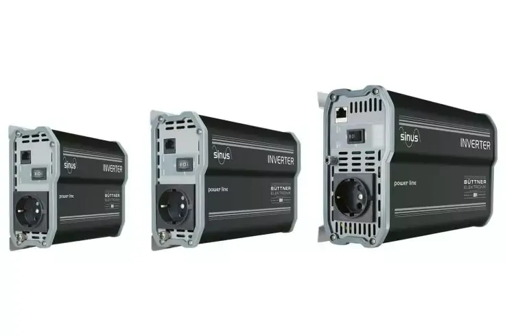 Tre dispositivi metallici grigio-argento di tre dimensioni diverse con aperture di ventilazione e una presa tonda sul davanti, disposti affiancati su sfondo bianco