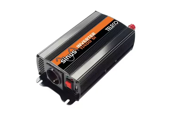 Inverter metallico nero rettangolare con alette di raffreddamento argentate, etichetta arancione-bianca con testo, presa di corrente con messa a terra sul davanti, connettore rosso sul retro e flangia di montaggio sotto