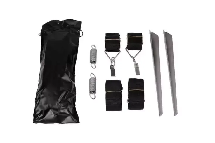 Borsa nera, due moschettoni a molla, due cinghie imbottite con ganci metallici, due brevi cinghie di tessuto e due lunghe parti metalliche piatte su sfondo bianco