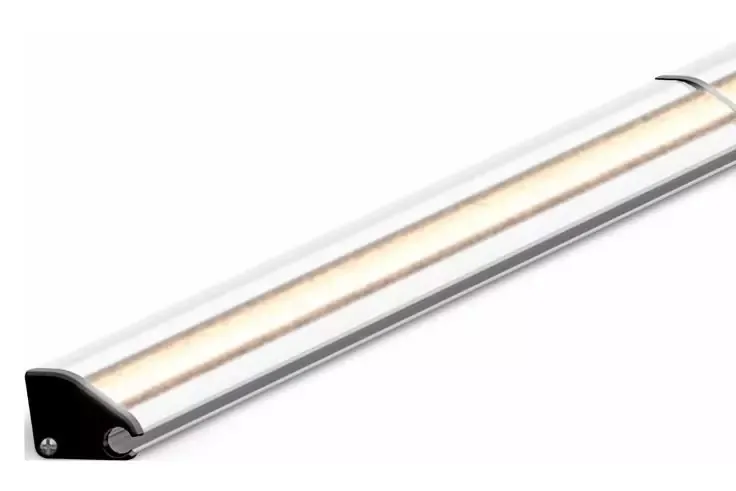 Sottile apparecchio luminoso metallico con diffusore opalino, striscia interna illuminata bianco caldo e cappuccio terminale nero, vista laterale