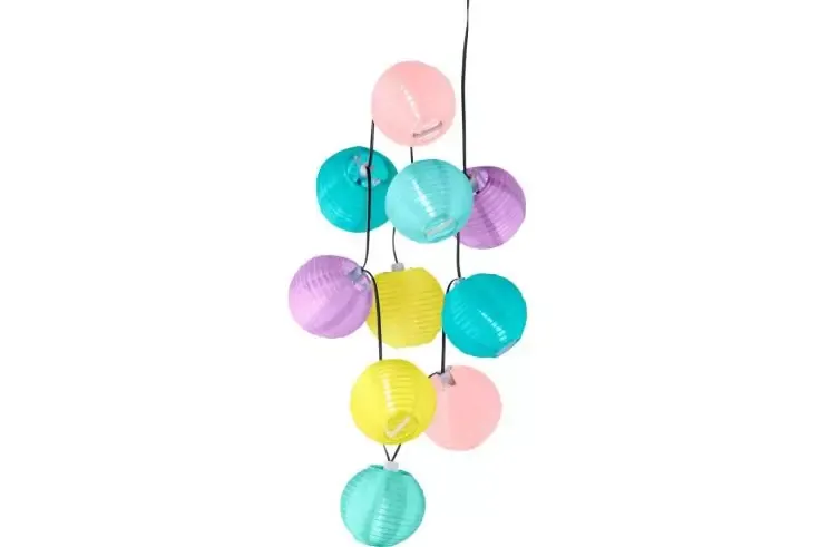 Lampioni rotondi di carta color pastello (rosa, turchese, viola, giallo) appesi a cavi neri su sfondo bianco