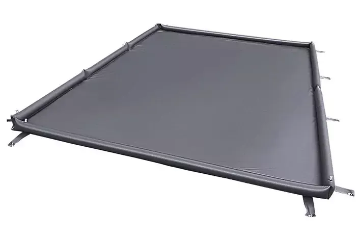 Tessuto grigio rettangolare piatto teso in una cornice metallica nera con staffe di fissaggio su sfondo bianco