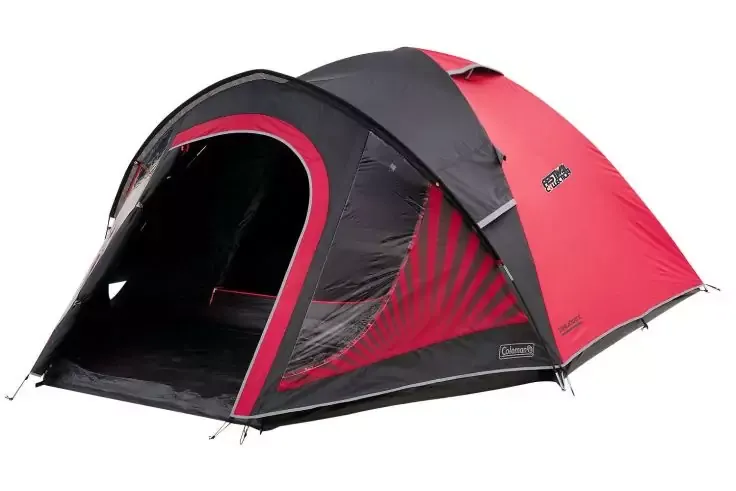 Tenda a cupola rossa e nera con ingresso anteriore aperto e finestra laterale in rete, montata