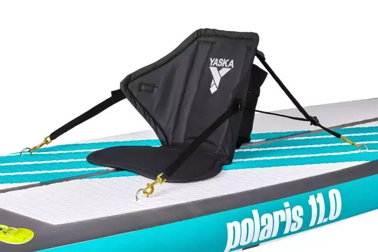 Tavola turchese e bianca con strisce blu, sedile nero con schienale e logo 'YASKA', moschettoni dorati agli occhielli, scritta laterale 'polaris 11.0'