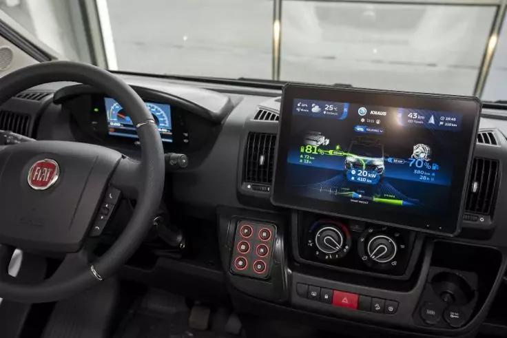 Cruscotto e volante con logo Fiat, touchscreen centrale mostra una mappa e icone, comandi del climatizzatore e diversi pulsanti