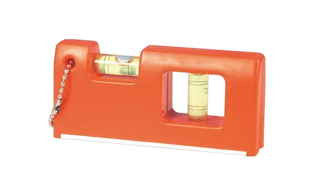 Oranje kunststof waterpas met twee libellen, rechthoekige opening en klein metalen kettinkje aan de zijkant