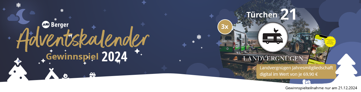Banner Gewinnspiel Türchen 1 Weihnachtlicher Stiefel mit Lichterkette und Weihnachtskugeln auf Holz vor blauem Hintergrund