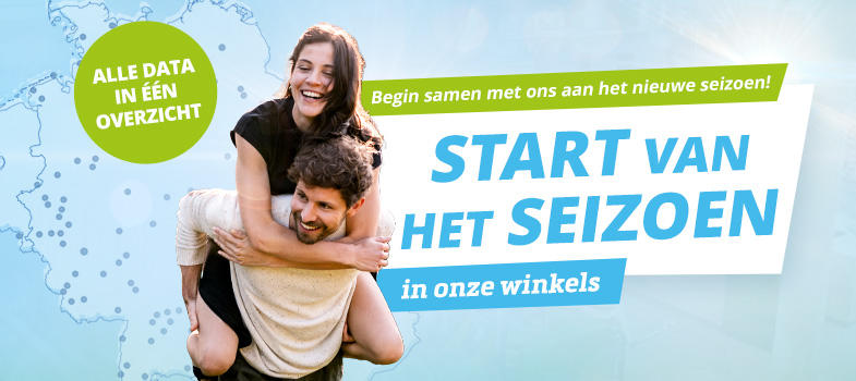 Gezin met kinderen buiten, lachend onder blauwe lucht