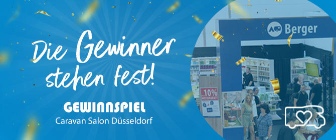 Fond noir avec le texte 'Gro&szlig;es BLACK CAMPING DAYS' et une banni&egrave;re jaune 'GEWINNSPIEL'. En dessous trois cercles avec &eacute;tiquettes jaunes '1. Platz', '2. Platz', '3. Platz' et images: chaises de camping, table et ustensiles de cuisine; machine &agrave; laver blanche; barbecue noir