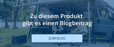 Blaues Campingfahrzeug mit ausgefahrener Markise; zwei Personen sitzen auf Campingst&uuml;hlen an einem kleinen Tisch, Lichterkette h&auml;ngt, Lautsprecher steht links auf dem Gras; wei&szlig;e Schrift Zu diesem Produkt gibt es einen Blogbeitrag und blaues Rechteck