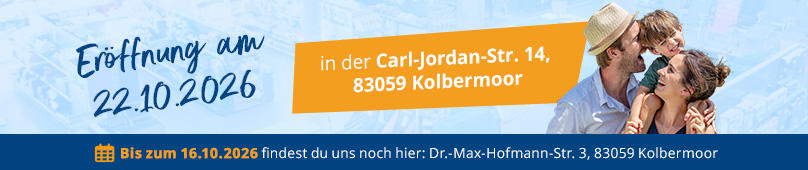 Horizontale banner met blauwe achtergrond; linksboven handgeschreven tekst 'Er&ouml;ffnung am 22.10.2026'; rechts een oranje kader met 'in der Carl-Jordan-Str. 14, 83059 Kolbermoor'; rechts een foto van een glimlachend paar (man met hoed, vrouw); onderaan een blauwe balk met kalenderpictogram en witte tekst 'Bis zum 16.10.2026 findest du uns noch hier: Dr.-Max-Hofmann-Str. 3, 83059 Kolbermoor'