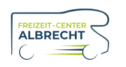 Logo met gestileerde auto-omtrek, tekst 'FREIZEIT-CENTER' in groen, 'ALBRECHT' in blauw, twee groene lijnen onder 'ALBRECHT'