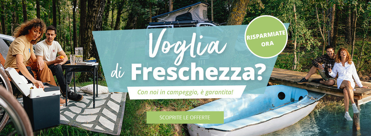 Desktop Slider Banner Donna che si rilassa su una sedia a sdraio nella foresta con una borsa frigo accanto a lei