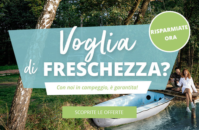 Cartello di legno con la scritta Kühl unterwegs in un paesaggio verde