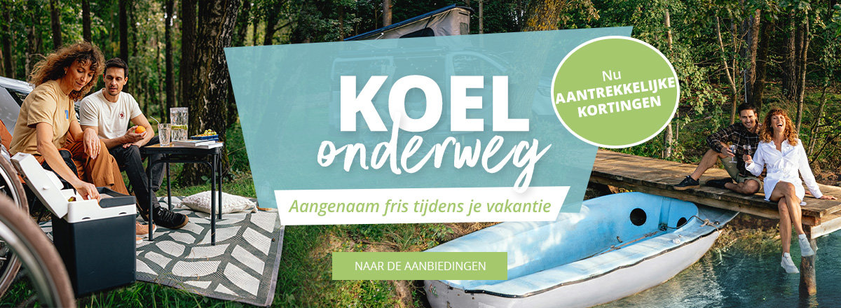 Desktop Slider Banner Vrouw ontspannen in een ligstoel in het bos met koelbox naast haar