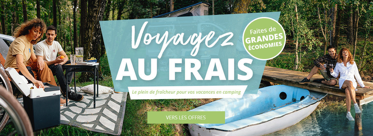 Desktop Slider Banner Femme détendue sur une chaise longue dans la forêt avec une glacière à côté d'elle