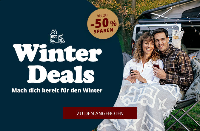 Zwei Personen sitzen im offenen Kofferraum eines Autos, beide unter einer hellen Decke mit Sternmuster und halten Tassen; links dunkelblaues Feld mit dem Text "Winter Deals", runder Aufkleber "bis zu -52% sparen" und rotem Button "ZU DEN ANGEBOTEN"