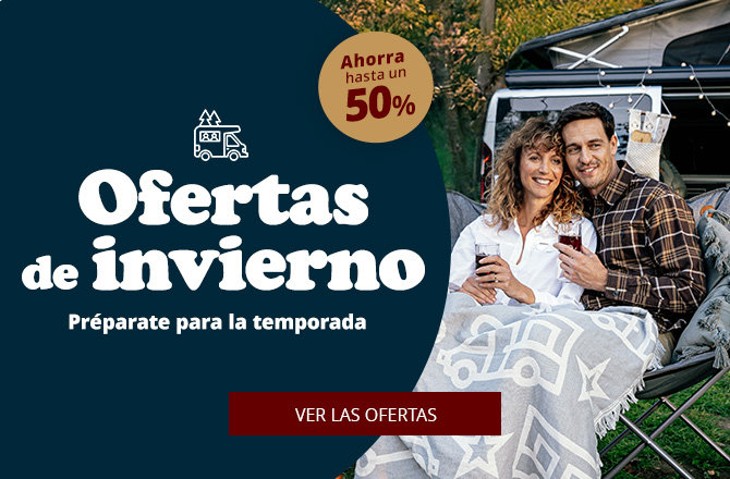 Dos personas están sentadas en el maletero abierto de un coche, ambas cubiertas por una manta clara con estampado de estrellas y sujetan tazas; a la izquierda un área azul oscuro con el texto "Winter Deals", insignia circular "bis zu -52% sparen" y botón rojo "ZU DEN ANGEBOTEN"