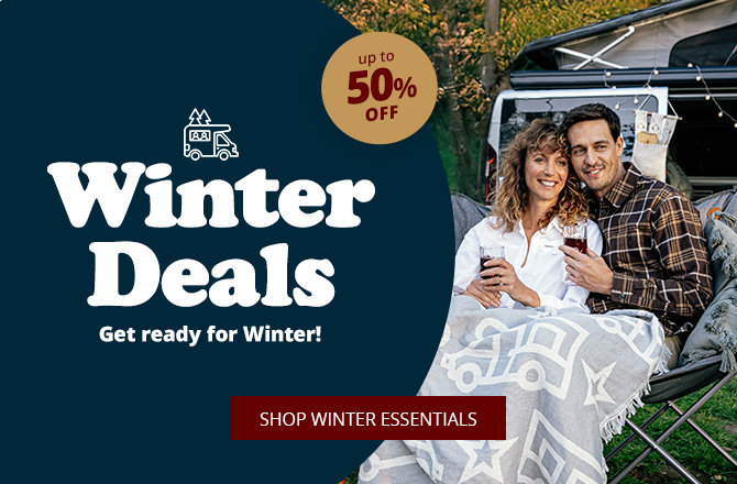 Two people sit in the open trunk of a car, both covered by a light blanket with a star pattern and holding mugs; left side a dark blue area with the text "Winter Deals", circular badge "bis zu -52% sparen" and red button "ZU DEN ANGEBOTEN"