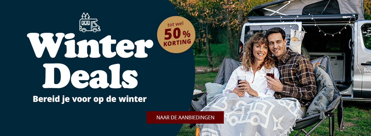 Twee personen zitten in de open achterzijde van een camper, onder een deken met witte camper-silhouetten; links een donkere achtergrond met grote tekst 'Winter Deals', kleinere tekst 'Mach dich bereit für den Winter', ronde badge 'bis zu 52% sparen' en rode knop 'Zu den Angeboten'. Gras en bomen op de achtergrond